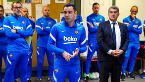 Xavi impõe rédea curta no balneário do Barcelona: da hora de chegada à comida e às multas