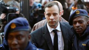 Pistorius pode sair em liberdade condicional mas tem de falar com os pais da mulher que matou