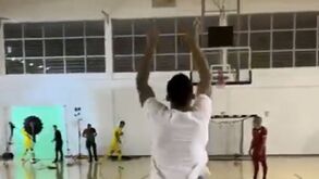 À atenção... de Norberto Alves: benfiquista Radonjic marca cesto do meio-campo