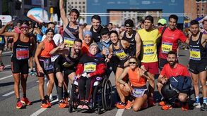 Maratonista quebra recorde mundial ao empurrar mãe em cadeira de rodas em menos de 3 horas