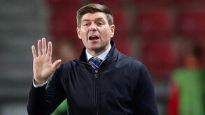 Steven Gerrard associado ao Paris SG: Mais um desafio hercúleo para o 'líder perfeito'