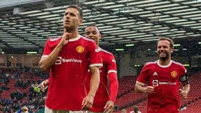 Mourinho de olho em reencontro com Dalot: lateral na mira da Roma