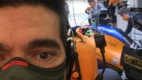 Abel Ferreira ouve o 'ronco' dos McLaren e assiste à saída de Ricciardo e Lando Norris para a pista