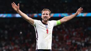 Harry Kane leva Inglaterra às costas: goleador cada vez mais perto de fazer história