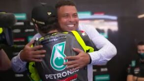 Ronaldo surpreendeu Rossi no GP Valência: um abraço de campeões