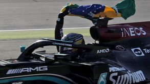 Lewis Hamilton multado por retirar cinto de segurança nos festejos do GP do Brasil
