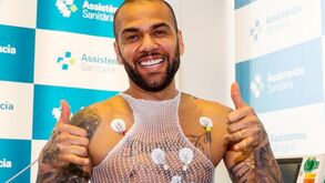 Dani Alves: «Quando visto a camisola do Barcelona sinto-me um super-herói»