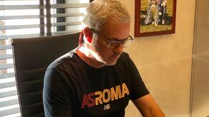 Mourinho volta ao trabalho na Roma e deixa uma palavrinha a Valentino Rossi