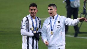 Danilo assume que Cristiano Ronaldo faz falta à Juventus: «Os anos passaram e ele continua letal»