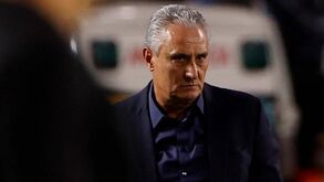 Tite irritado com VAR após cotovelada de Otamendi a Raphinha. «Inconcebível!»