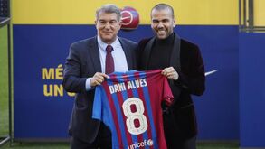 Dani Alves fala de Messi na apresentação no Barcelona: «Se me deram duas horas vou procurá-lo»