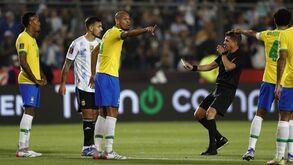 Árbitros do Argentina-Brasil suspensos depois de polémica com Otamendi