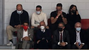 Taarabt, Helton Leite e Rui Costa assistiram à vitória do Benfica sobre o Sporting em voleibol