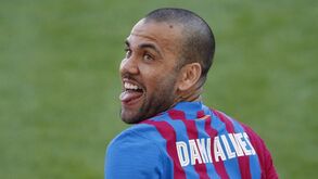 Dani Alves ameaça dar-lhes com o... chinelo: brasileiro voltou aos 38 anos a Camp Nou