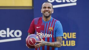 Arrasou: Dani Alves regressou ao relvado de Camp Nou e adeptos do Barcelona foram à loucura