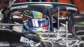 Lewis Hamilton usa capacete com cores da bandeira LGBTQIA+ no Qatar