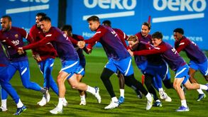 À atenção do Benfica: a primeira convocatória de Xavi no Barcelona