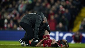 Diogo Jota saiu lesionado e preocupa Klopp: «Esperemos que não seja nada de grave»