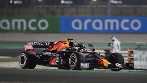 Max Verstappen penalizado em cinco lugares na grelha de partida no GP do Qatar