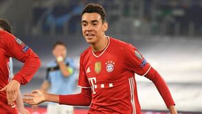 Covid-19: Quatro jogadores do Bayern sem vacina colocados em quarentena
