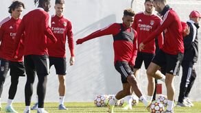 Afinações e... frio: Jorge Jesus orienta último treino do Benfica antes do jogo com o Barcelona