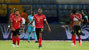 Mateus (com a braçadeira de capitão)