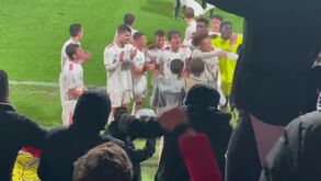 A enorme festa dos jogadores do Benfica após a vitória em Barcelona para a Liga Jovem da UEFA