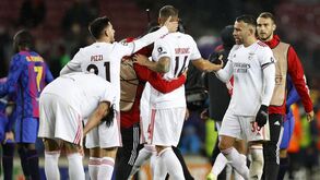 Seferovic foi confortado pelos colegas após falhanço em Camp Nou