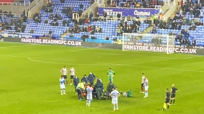 Jogador do Sheffield United transportado de urgência para o hospital após colapsar em campo