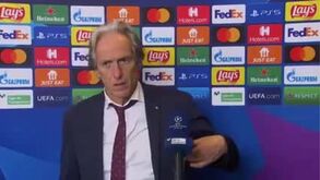 Jorge Jesus volta a irritar-se em plena 'flash-interview': «Queres vir tu para aqui?»