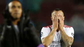 «Entram 999 a cada 1000»: imprensa internacional 'resume' Barcelona-Benfica a falha de Seferovic