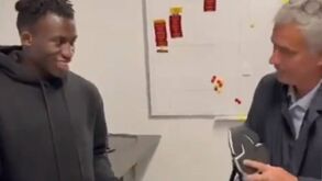 Mourinho deu prenda a Felix e vídeo gerou polémica: donos da Roma exigem novas regras