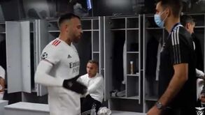 Benfica mostra bastidores do empate em Barcelona, com Otamendi em foco: «Decidimos em casa»