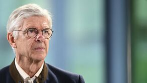 Arsène Wenger: «Só estamos a testar a mudança do fora de jogo»