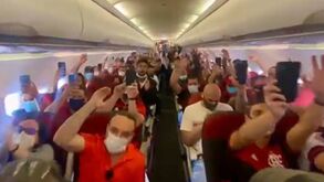 A festa dos adeptos do Flamengo no avião a caminho da final da Libertadores 