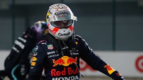 Verstappen deixa 'bicada' a Hamilton: «Aparentemente, sai mais barato conduzir sem cinto»