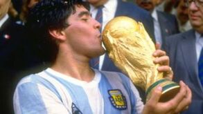 Valdano recorda Maradona no balneário: «Tota, ajuda-me que estou todo c...»
