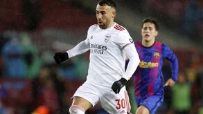 Jorge Jesus sobre Otamendi pelo meio num sistema a três centrais: «Ajuda muito mais a equipa»