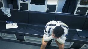 Novas imagens após o Juventus-FC Porto mostram Cristiano Ronaldo a chorar no balneário