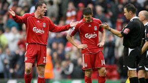 Xabi Alonso e o 'recado' a Carragher: «Isto não é só correr... já te calavas»