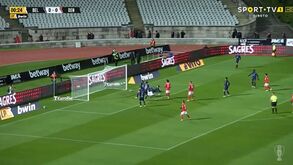 O autogolo do Belenenses SAD aos 25 segundos que deixou o Benfica em vantagem