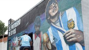 Livro revela que Maradona era viciado em sexo e que adeptos planeavam roubar-lhe o coração