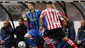 Ajax vence e continua líder na Holanda
