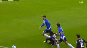 FC Porto-V. Guimarães: Mumin viu o segundo amarelo após esta entrada