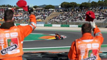 Primeira mulher a vencer corridas de motociclismo em Portugal tem 12 anos