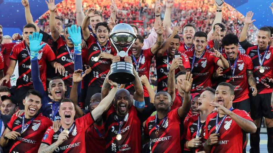 António Oliveira e o título do Ath. Paranaense na Taça Sul-Americana: «Muito feliz por ter contribuído»