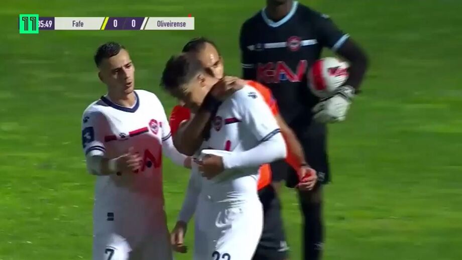 Filipe Marques, médio da UD Oliveirense, foi expulso à passagem do minuto 85 e posteriormente confortado por Rui Soares