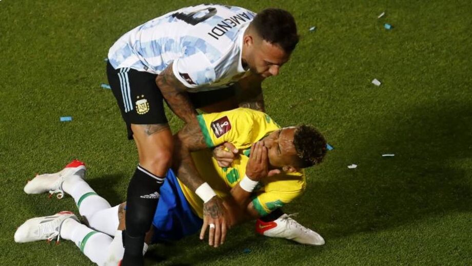 Jogador do Leeds ficou a sangrar 