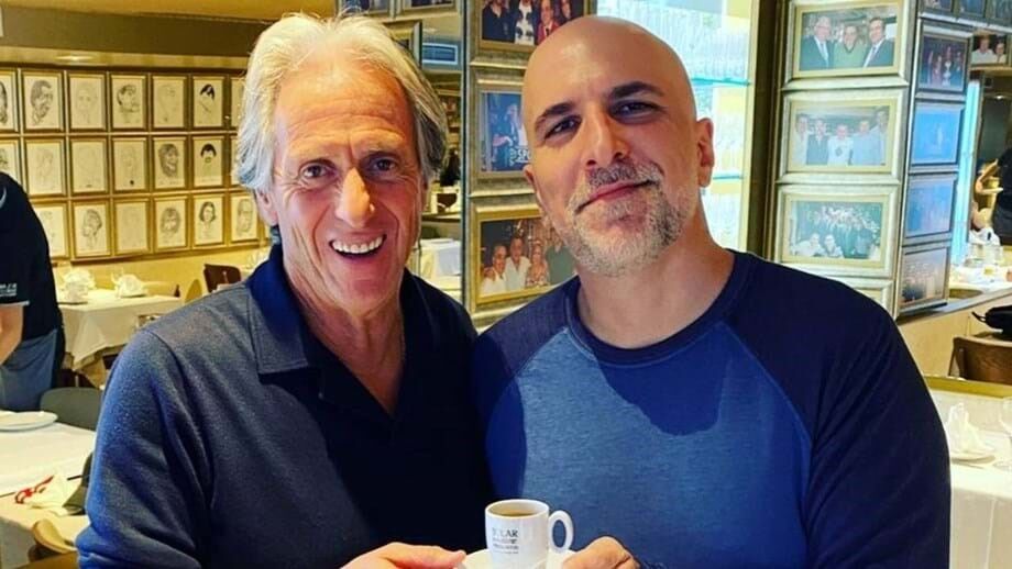 Treinador responde aos comentários que o associam ao antigo clube
