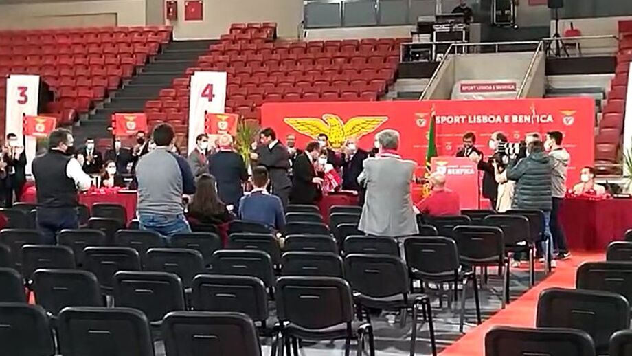 Antigo jogador recebeu anel das mãos de Rui Costa